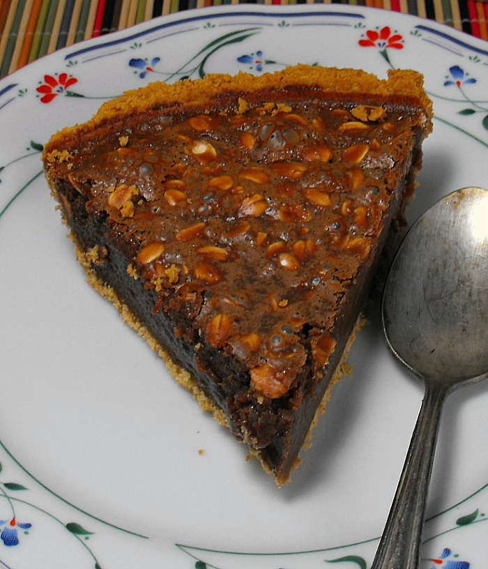 Easy Fudge pie made with sweetened condensed milk: a simple, but amazing way to end a nice meal.