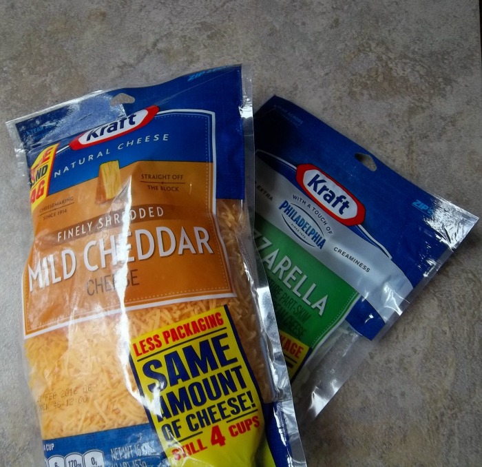 hicken Garlic Pizza Bites: a super simple appetizer for your holiday get togethers #NaturallyCheesy [ad]