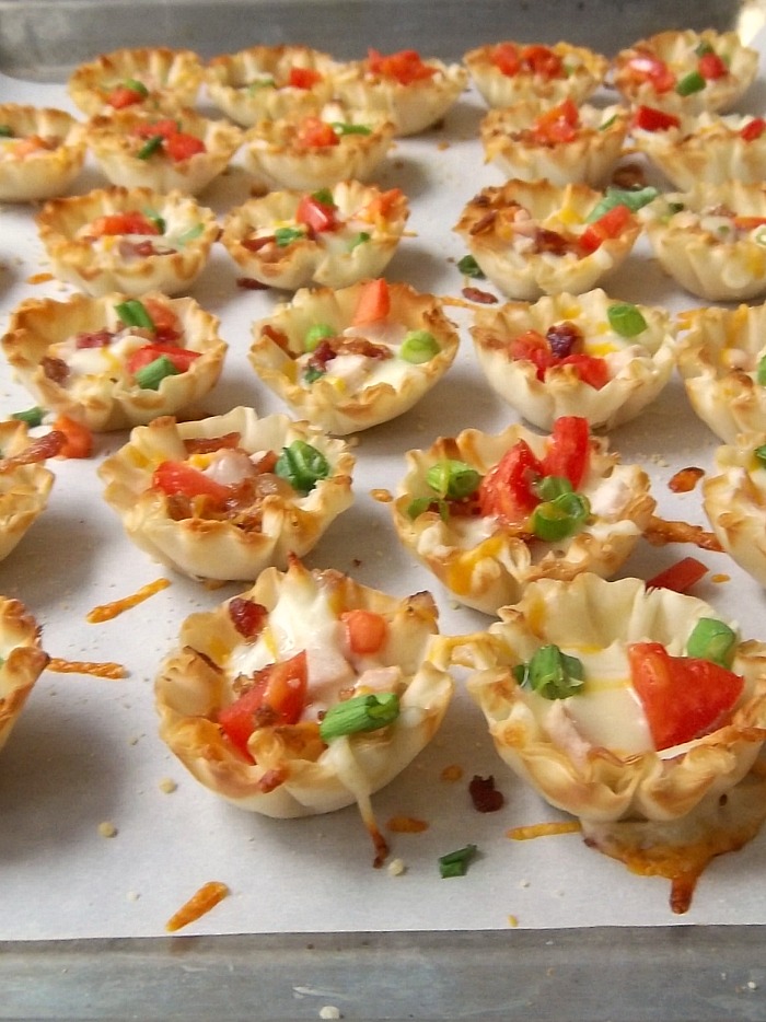 Chicken Garlic Pizza Bites: a super simple appetizer for your holiday get togethers #NaturallyCheesy [ad]