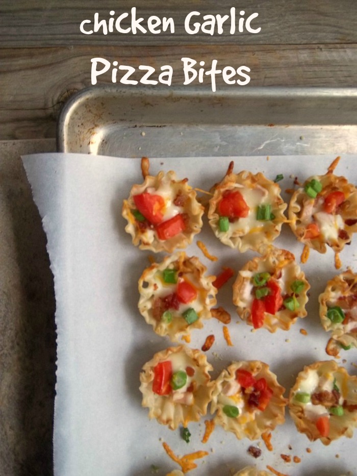 Chicken Garlic Pizza Bites: a super simple appetizer for your holiday get togethers #NaturallyCheesy [ad]