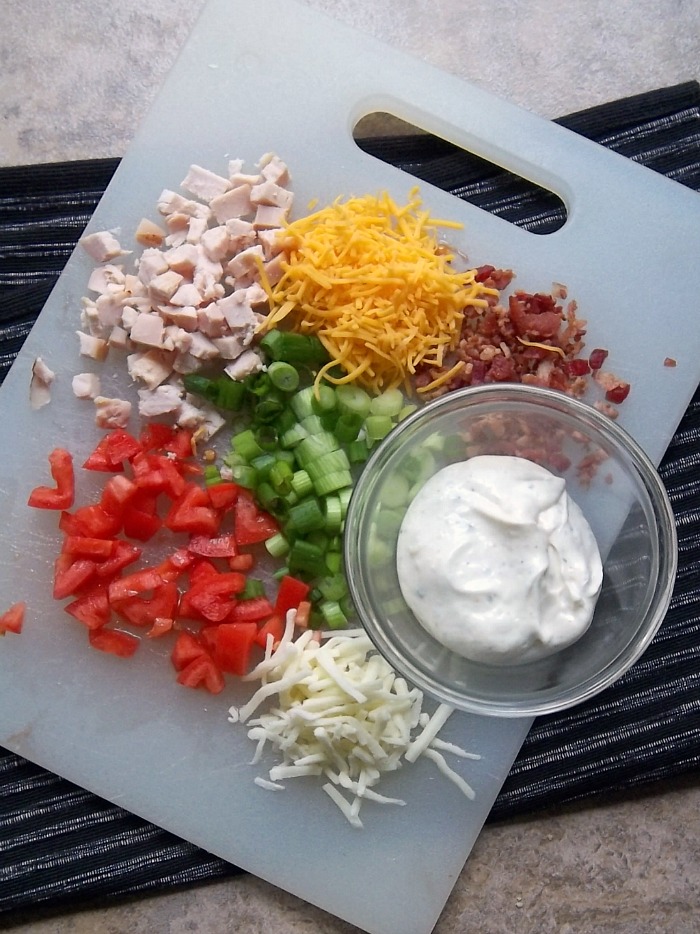 Chicken Garlic Pizza Bites: a super simple appetizer for your holiday get togethers #NaturallyCheesy [ad]